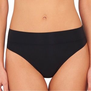 New Natori bliss flex thong in black . Size S